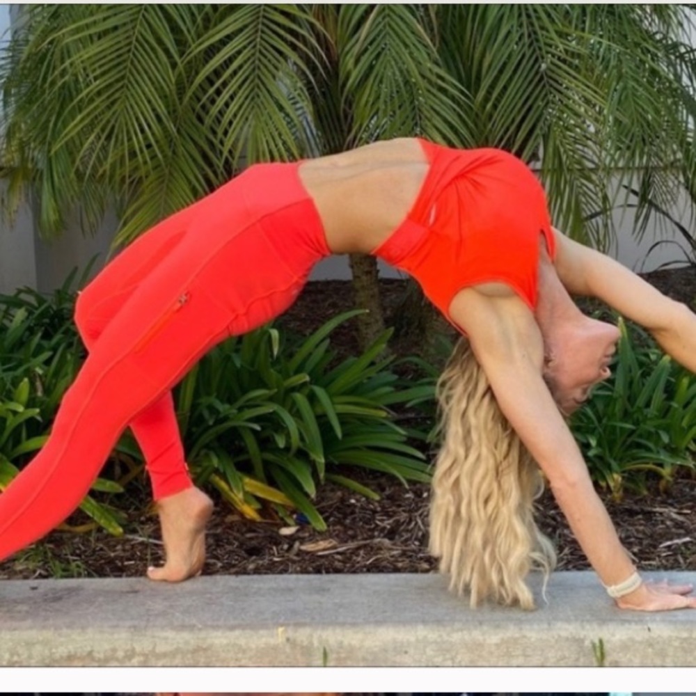 Fabletics Trinity Utility Legging And Pia Bra Set - image 3